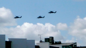 Des hélicoptères de combat sur les toits de Paris