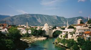 Photo PhM : à Mostar, en Bosnie, par un seul clocher en vue, que des minarets. Et pourtant nous sommes en pleine Europe !